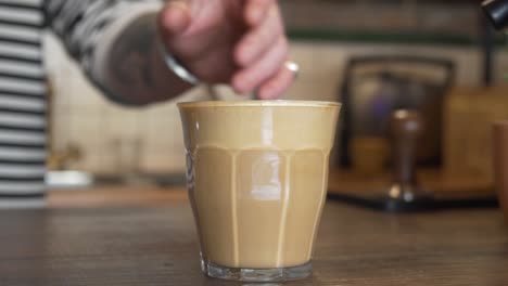 barista caucásico preparado bebida de café - toma de primer plano