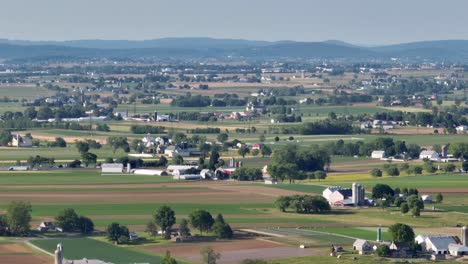 zoom aéreo longo da zona rural nos eua