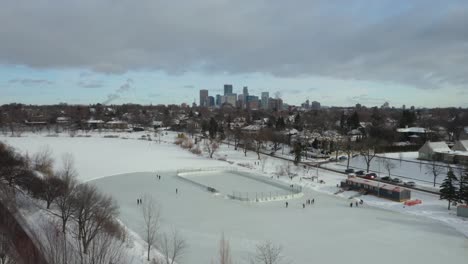 Gente-Patinando-Con-El-Horizonte-De-Minneapolis-En-Segundo-Plano