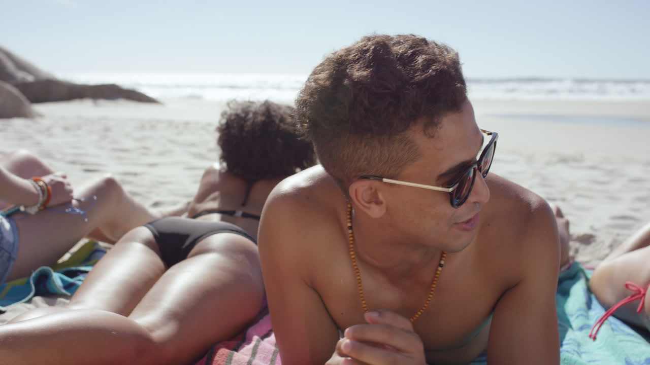 grupo de amigos pasando el rato en la playa en vacaciones de verano