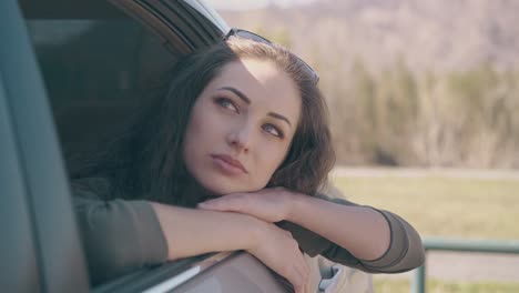 mujer de mal humor con cabello oscuro y gafas de sol en la cabeza en el cielo