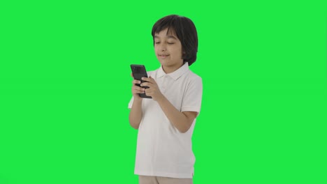 Niño-Indio-Feliz-Enviando-Mensajes-De-Texto-A-Alguien-En-La-Pantalla-Verde-Del-Teléfono