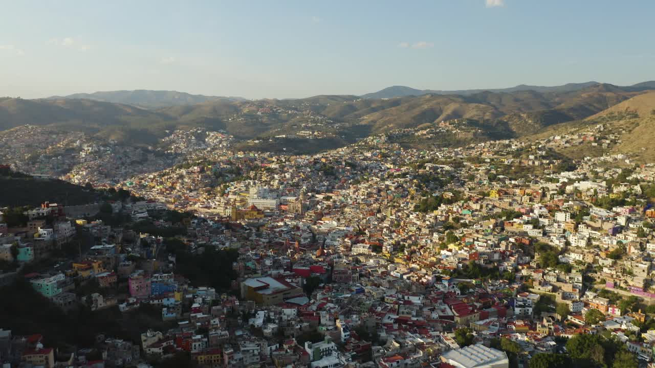 drone desciende sobre espectacular ciudad montañosa: ciudad de guanajuato, méxico