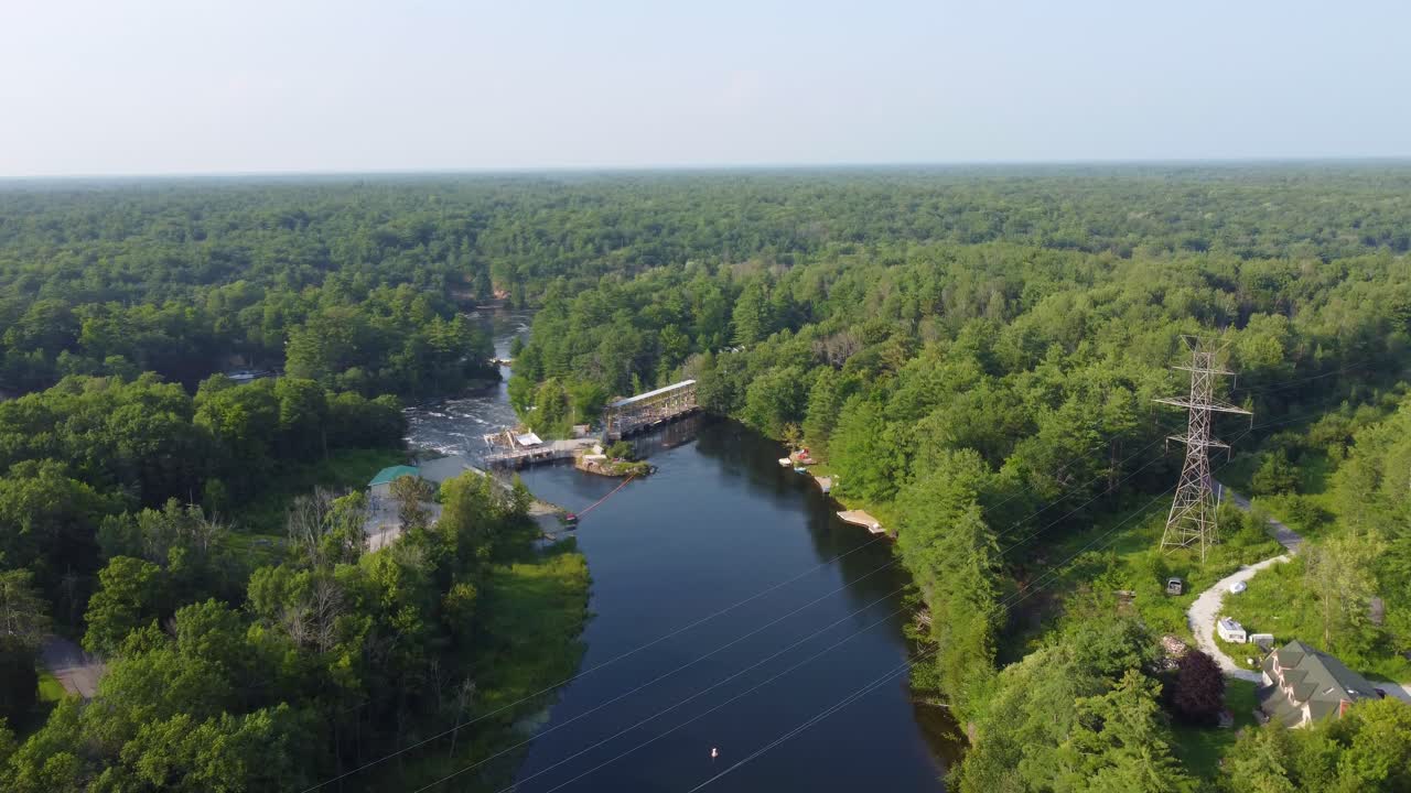 캐나다 온타리오 주 와스델 폭포의 콜링우드, 무스코카, 심코 호수 위를 날아다니는 드론