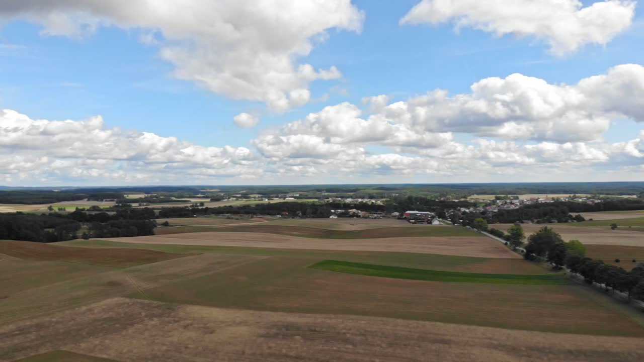 панорамный вид с воздуха на сельскохозяйственное поле в боровом мюлине, кашубия, польша