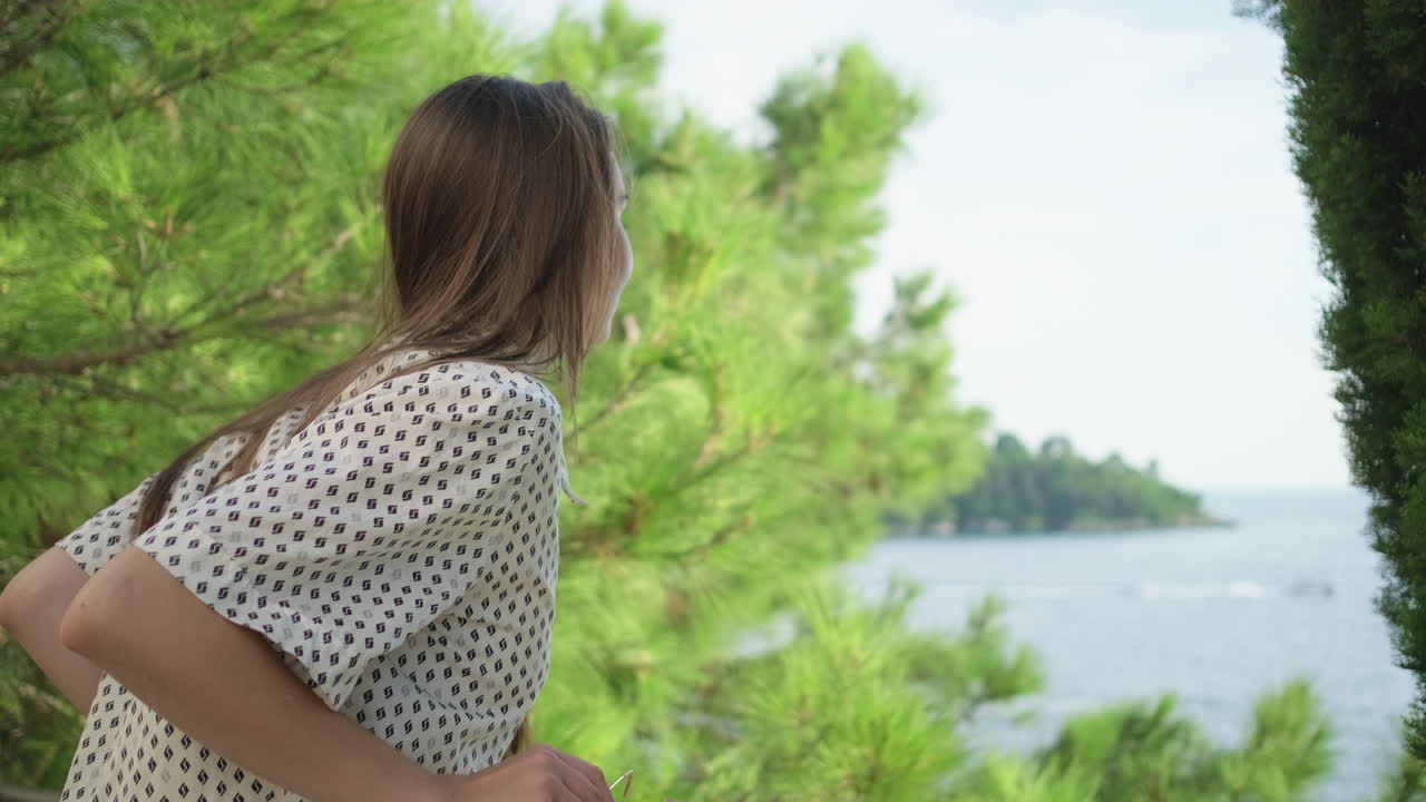 경치 좋은 곳 에서 바다 를 바라보는 여자