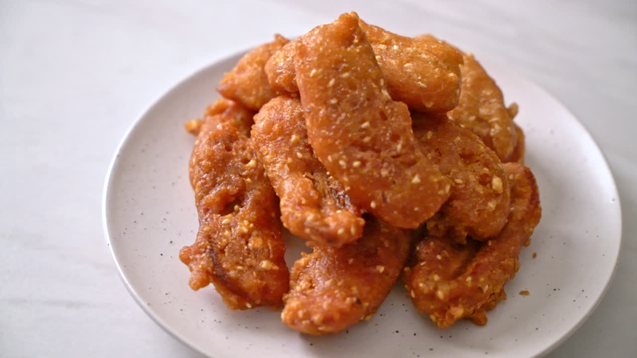 참깨 튀김 얇게 썬 감자 스틱 - 태국 음식 스타일