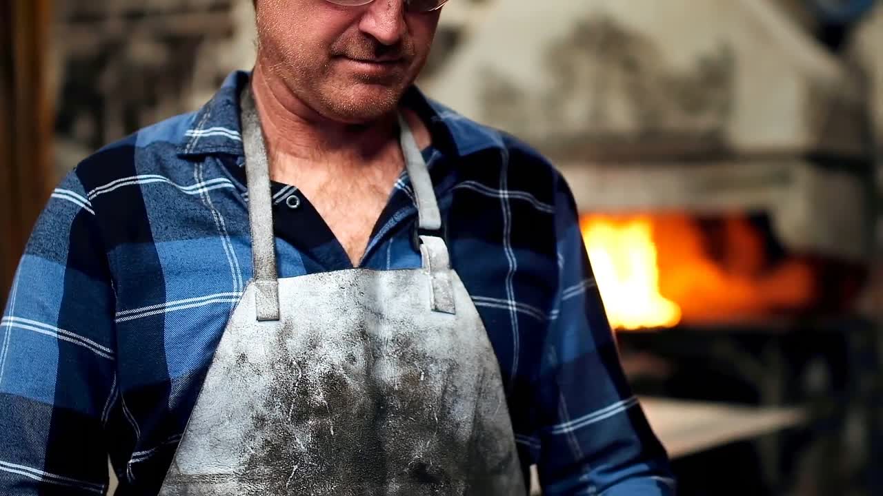 herrero usando una computadora portátil en el taller 4k