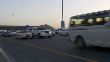 dubai sunset road y el tráfico de la carretera 4k