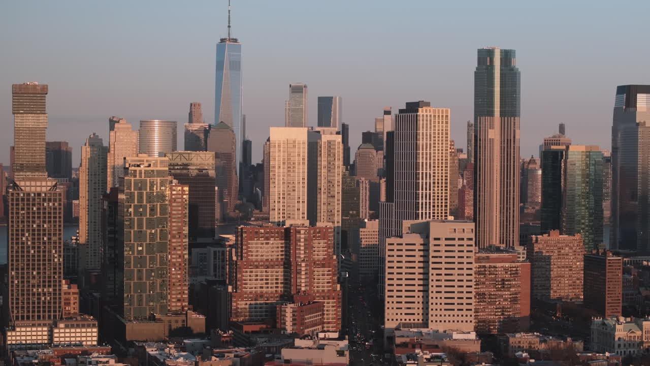 Droneopptak av Lower Manhattan og Jersey City. Filmet ved solnedgang.