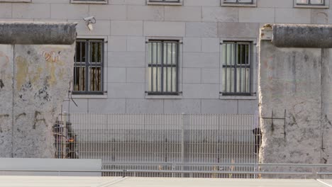 vista del tráfico a través de la brecha en el muro de berlín