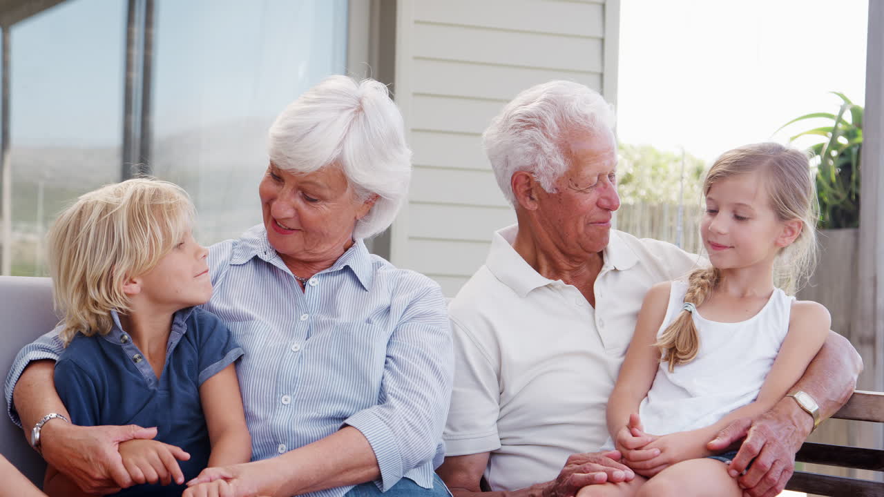 손자손녀와 함께 집에서 갑판에서 휴식을 취하는 할아버지, 할머니
