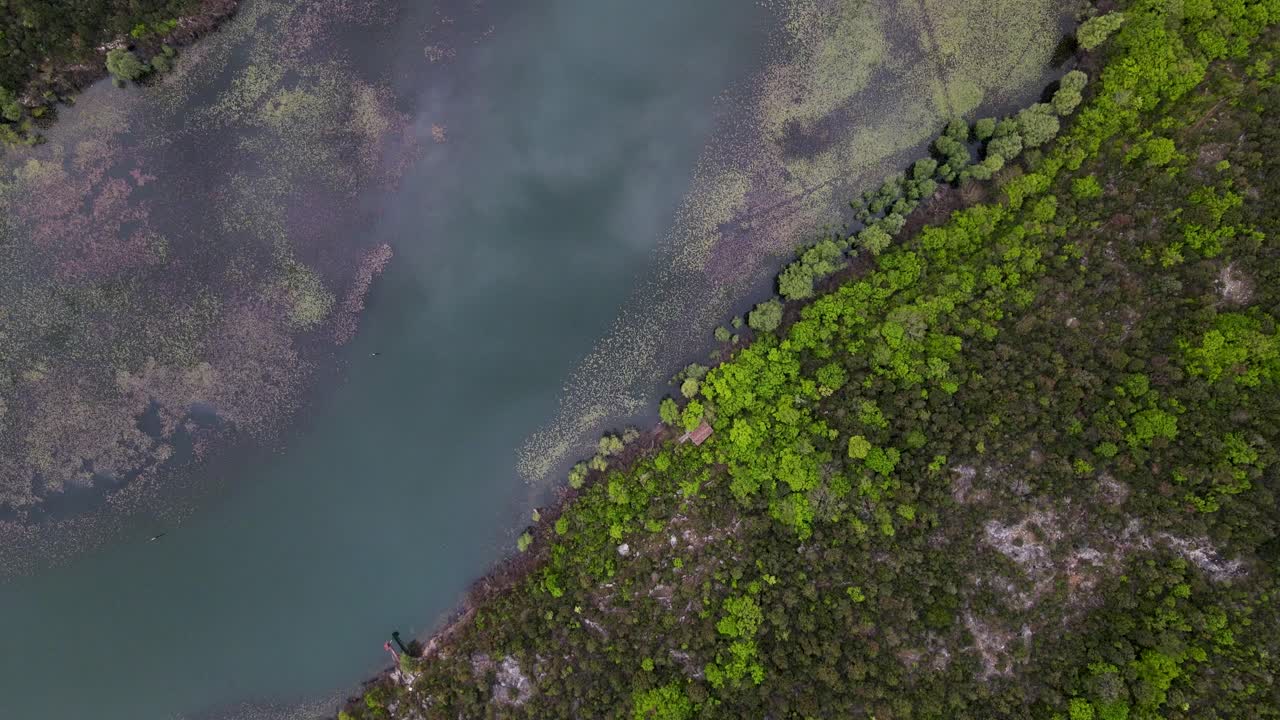 vista aérea del lago skadar en montenegro