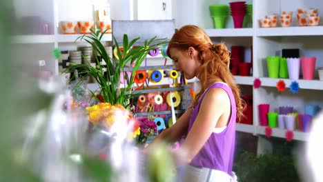 Florista-Femenina-Trabajando-En-Una-Floristería