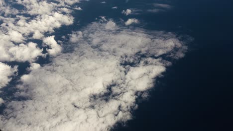 vista aérea del planeta tierra desde la ventana de un avión