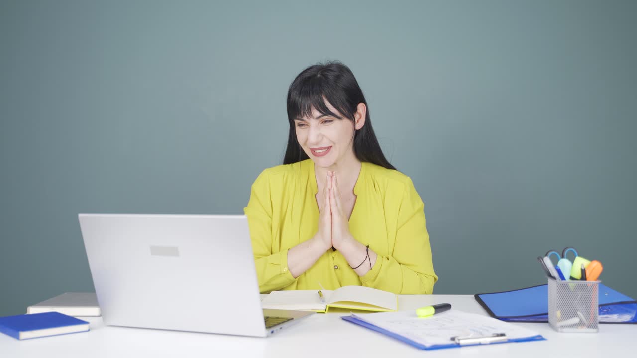 노트북을 보는 여성이 박수를 치고 있습니다.