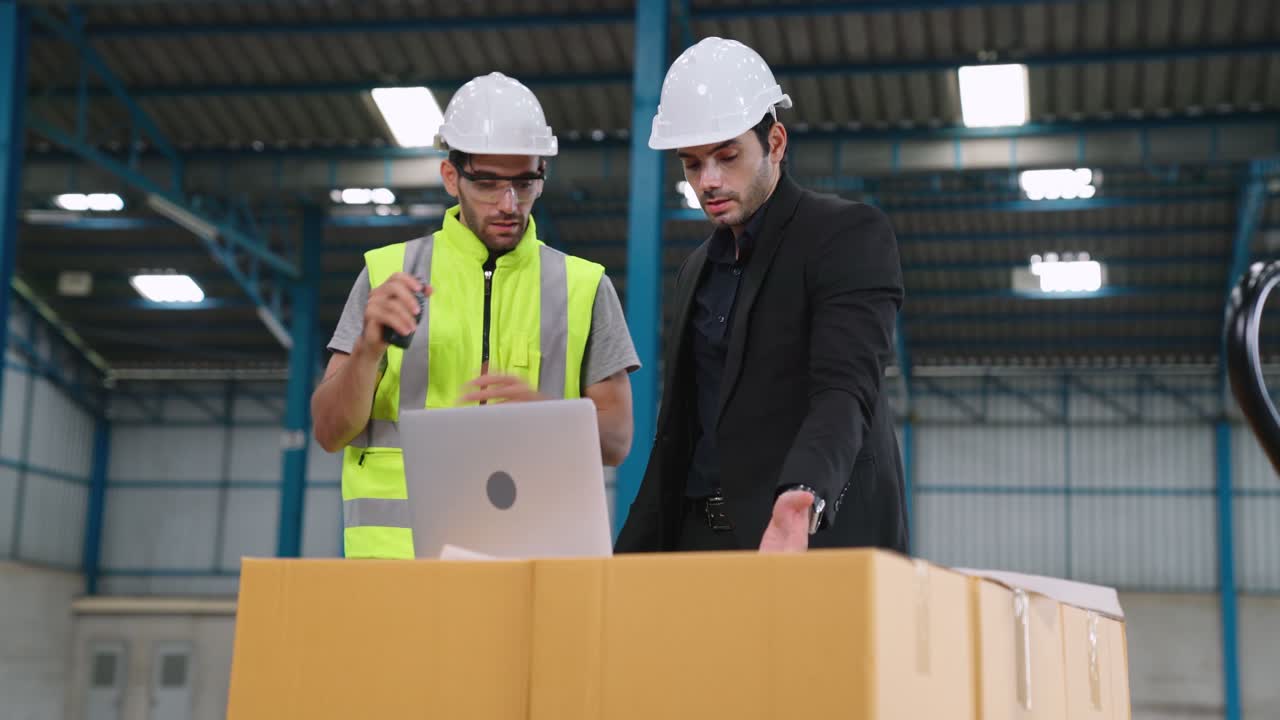 dos trabajadores de la fábrica trabajando y discutiendo el plan de fabricación en la fábrica.