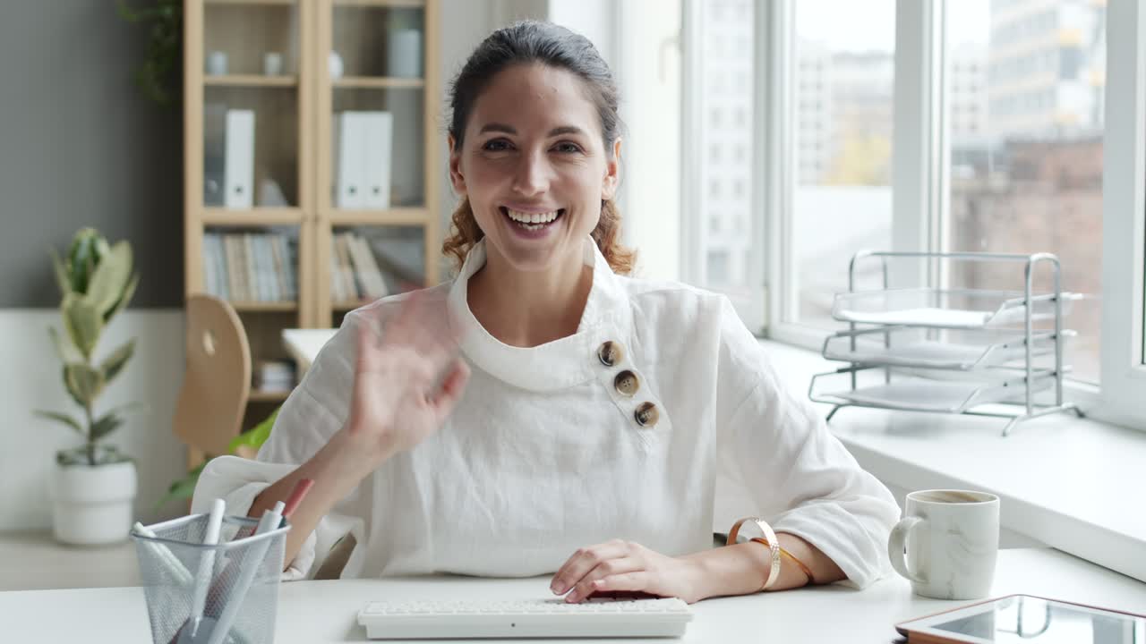 Impiegata che parla con un cliente tramite collegamento video