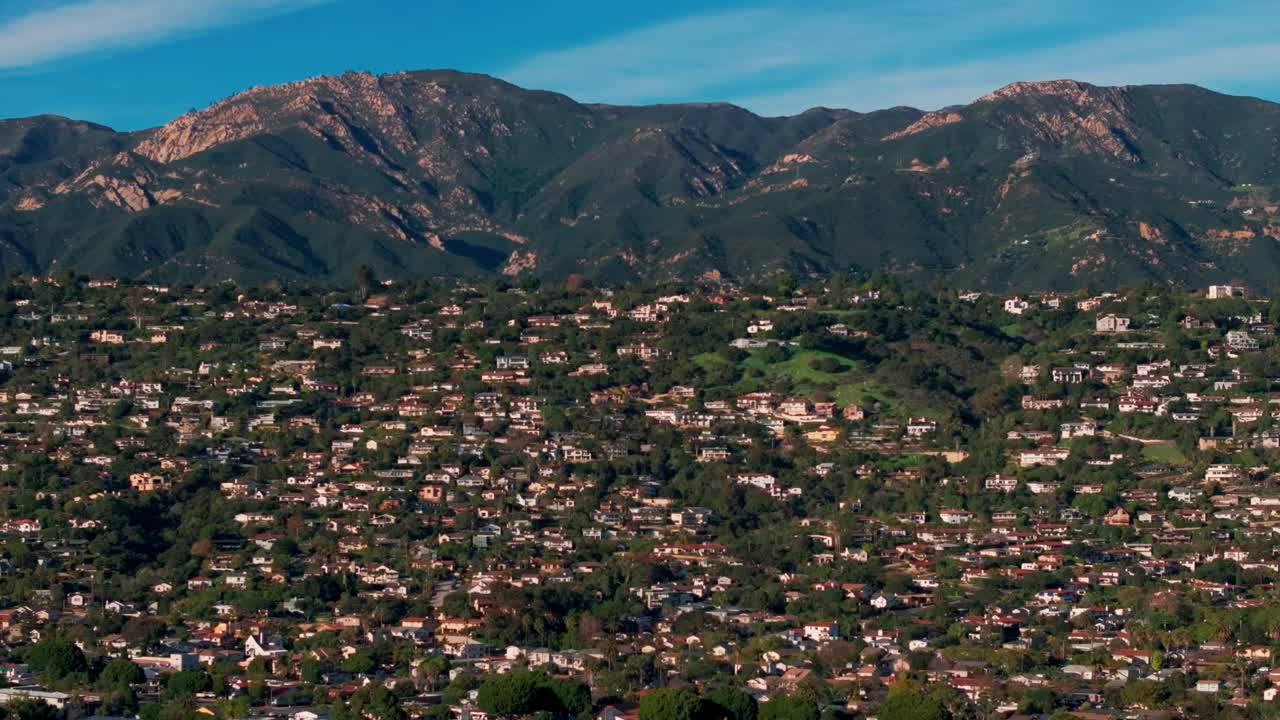 vista aérea de drones de casas en la ladera de la colina en santa bárbara con la montaña en el fondo