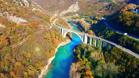 Impresionantes-Imágenes-Aéreas-De-Drones-4k-Del-Puente-De-Arco-De-Solkan-Sobre-El-Río-Soča,-Una-Majestuosa-Maravilla-De-Piedra-Ubicada-En-El-Oeste-De-Eslovenia