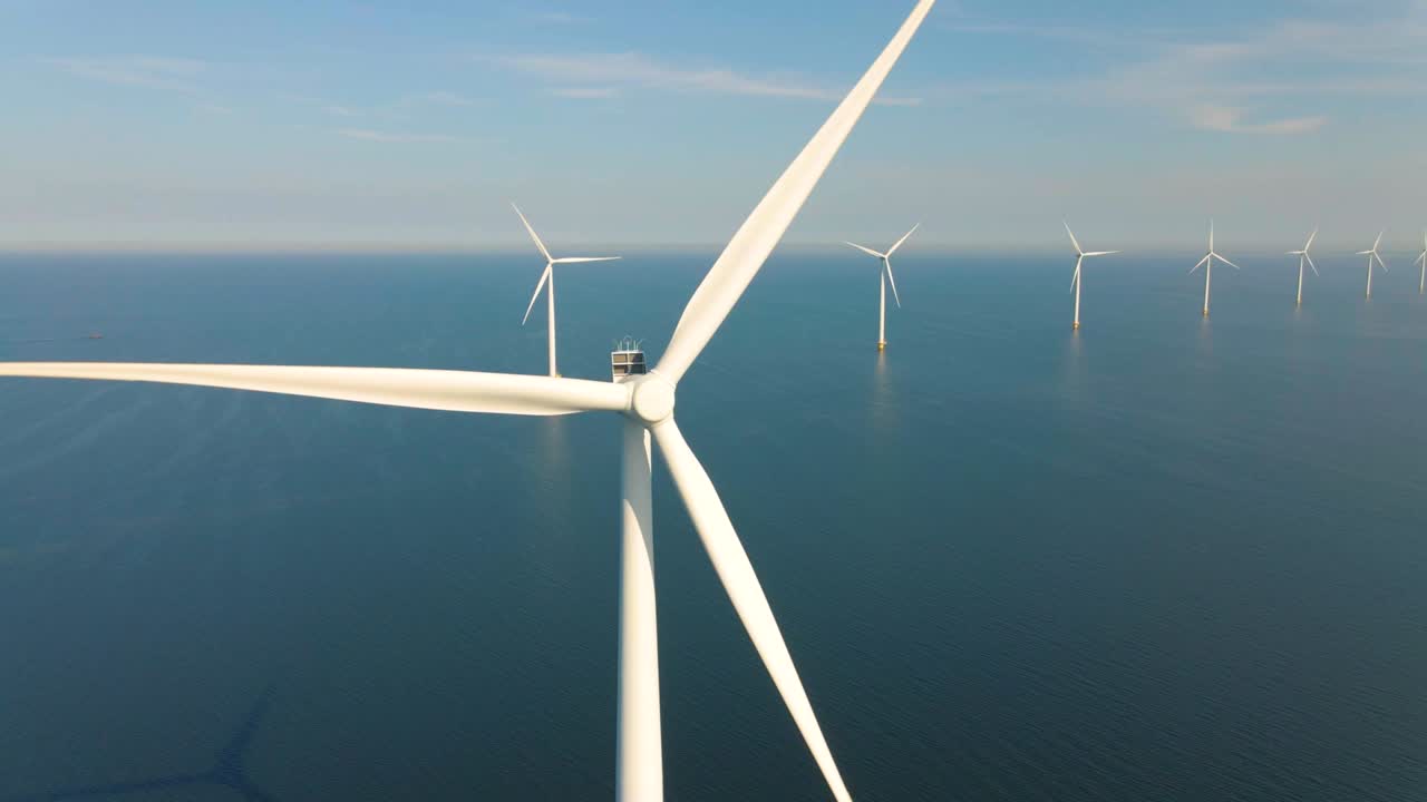 거대한 풍차 터빈, 바다에 있는 해상 풍차 농장, 웨스터메어 풍차 공원, 아름다운 밝은 날에 바다에서 고립된 풍차, 네덜란드, 플레볼랜드, 노르도오스트폴더