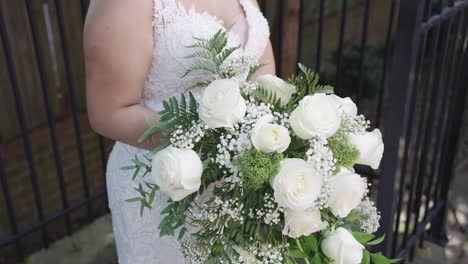 novia con un ramo de flores blancas en cámara lenta de 4k