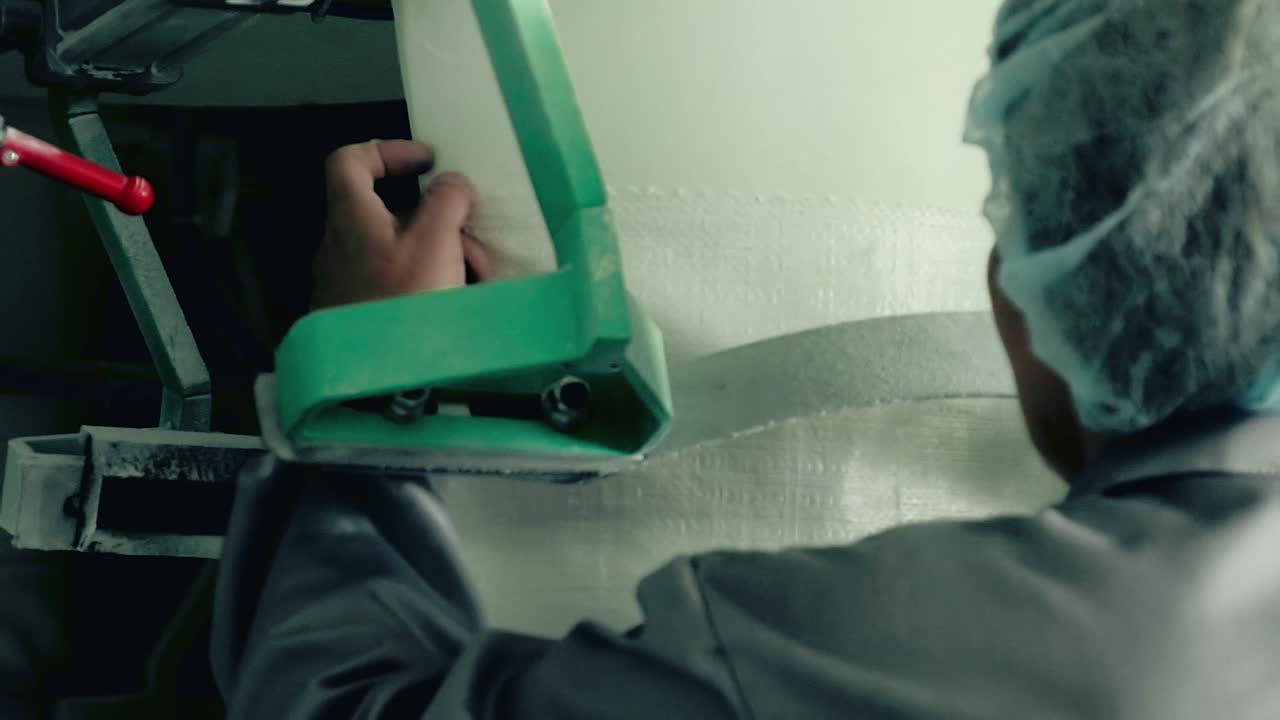 Filling of empty bags of flour