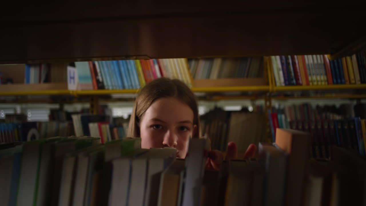 niña adolescente tomando un libro de una estantería en la biblioteca de la escuela, disparo de cerca