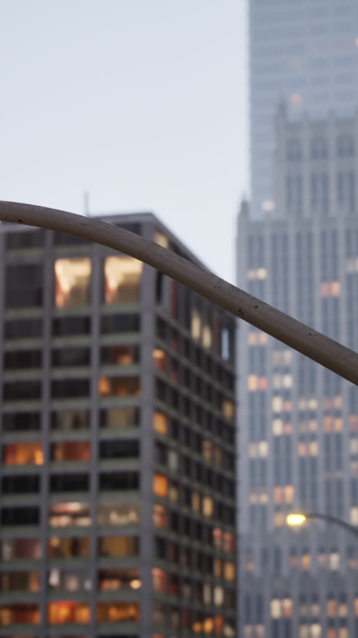 luces nocturnas de la ciudad: rascacielos y arquitectura urbana