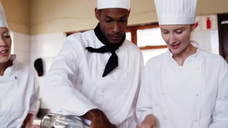 cocineros preparando la comida