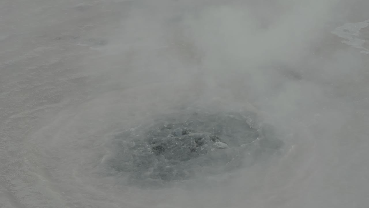 ⁇ 는 뜨거운 지열 화산 진 ⁇  수영장, 클로즈업  ⁇  증기 호수 거품 진 ⁇ 과 증기