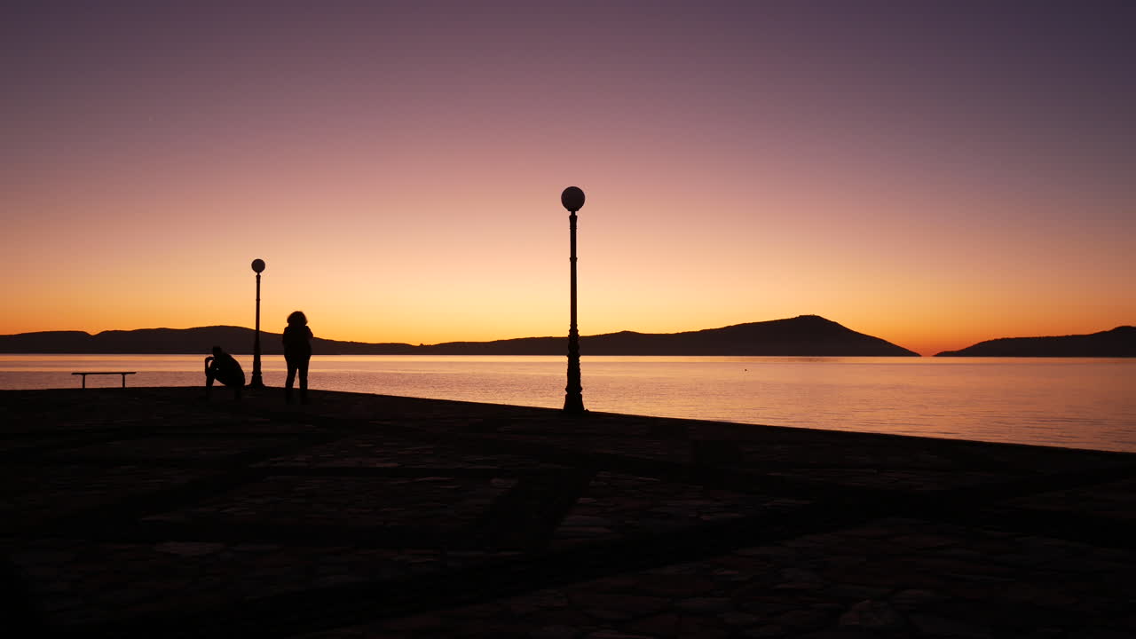 toma épica de una vista de puesta de sol púrpura desde un muelle