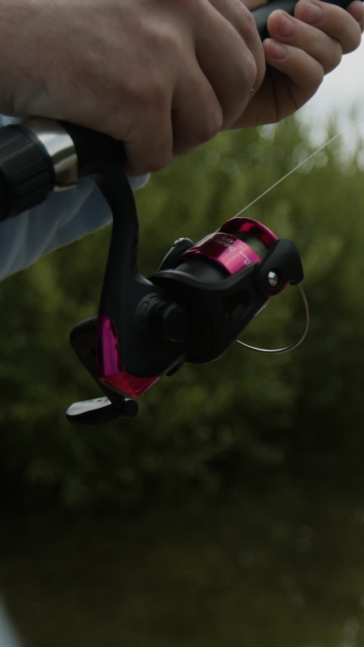 el enrollador de pesca en acción