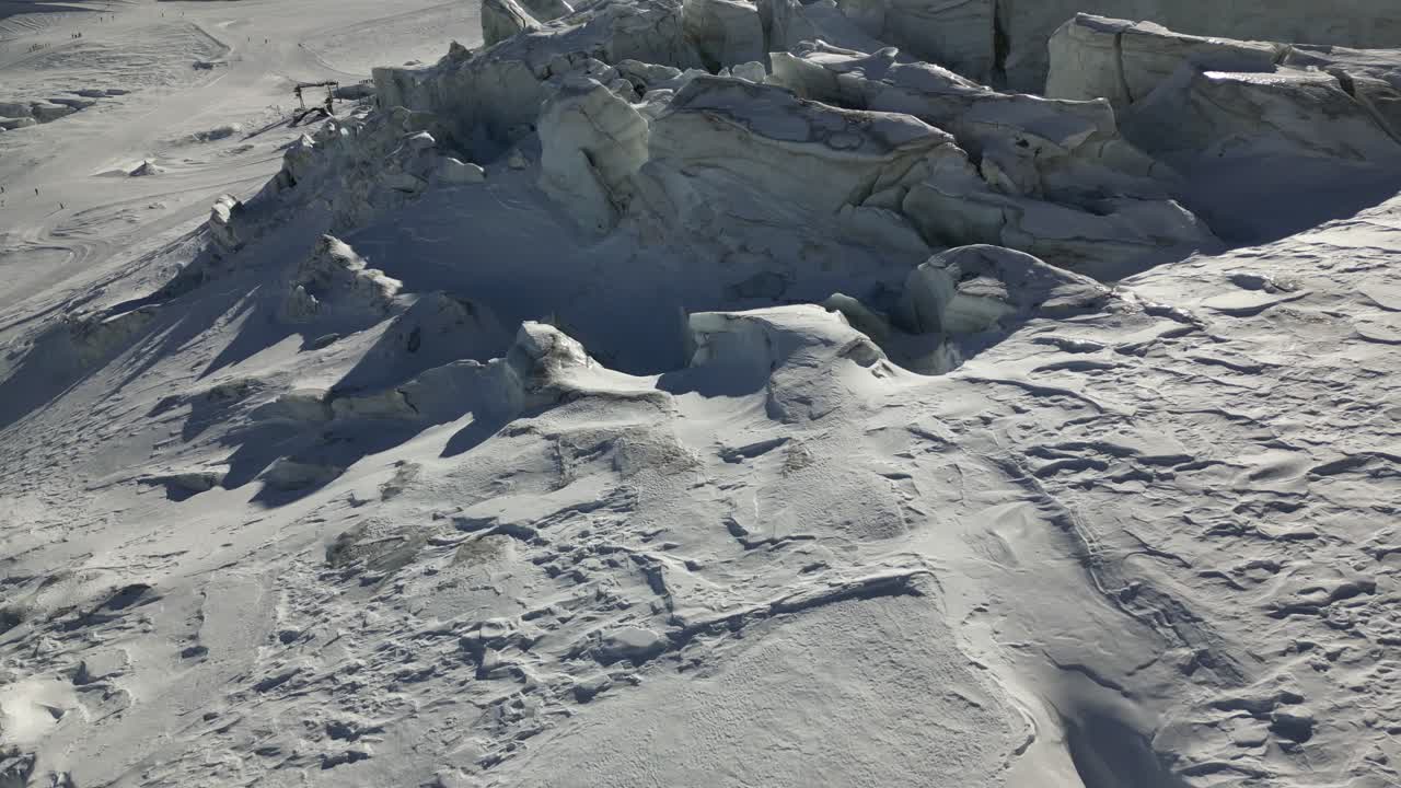 알프스, 스위스에 있는 빙하의 항공, 겨울 풍경, 눈 덮인 봉우리와 얼음 봉우리