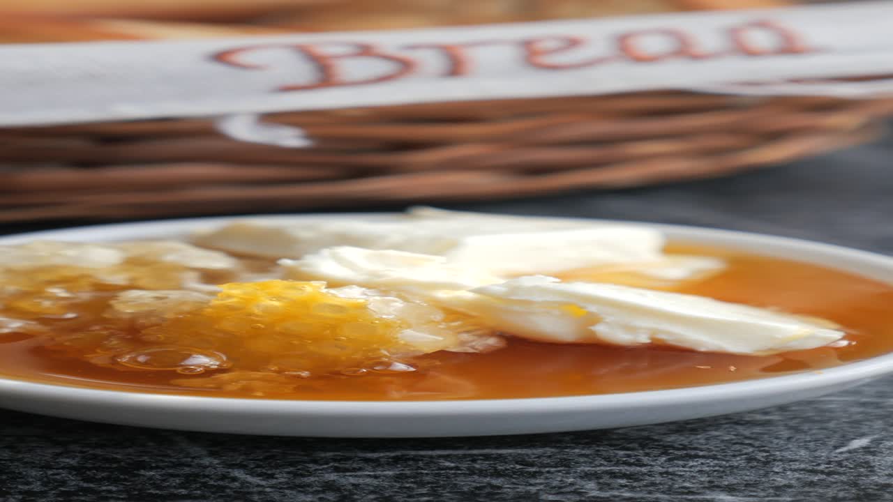 버터와 크림 치즈와 함께 벌