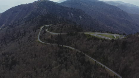 Vista-Aérea-De-Blue-Ridge-Parkway-Con-Estacionamiento-Para-Caminatas-En-Ridge