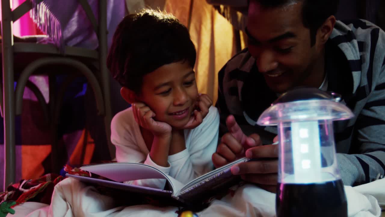 padre e hijo leyendo un libro