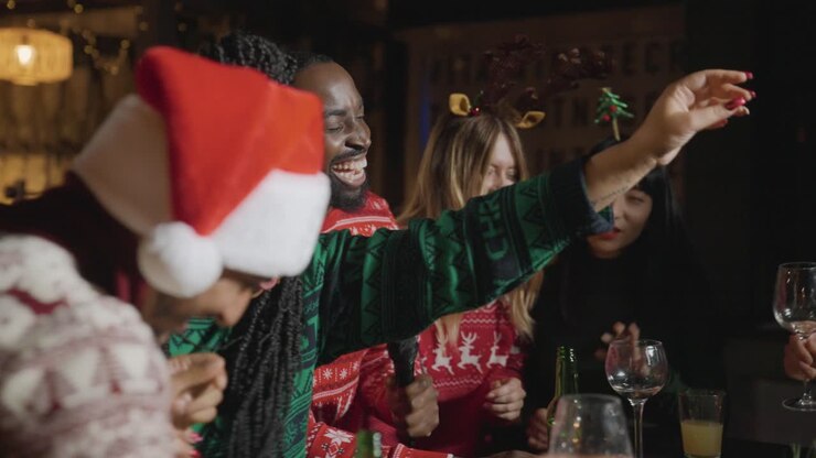 Carrellata che si avvicina a un gruppo eterogeneo di amici che cantano in un karaoke bar