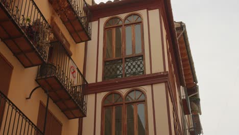 architektur im historischen zentrum von morella in spanien - niedriger winkel