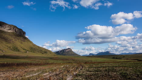 Zeitraffer-Des-Feldes-Und-Der-Berge-Von-Gerais-Do-Viera-An-Einem-Sonnigen-Tag,-Chapada-Diamantina,-Bahia,-Brasilien