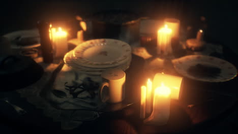 la mesa a la luz de las velas por la noche