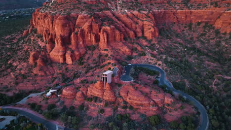 Kapelle-Des-Heiligen-Kreuzes-Mit-Umgebenden-Roten-Felsformationen-In-Sedona,-Arizona