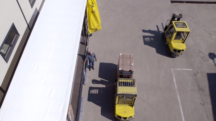 carretilla elevadora cargando un camión