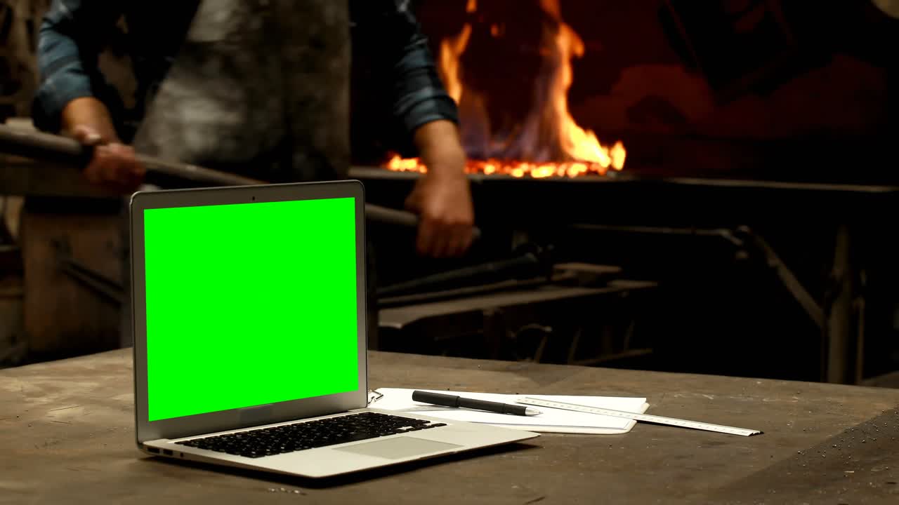 portátil y clipboard en una mesa de 4k