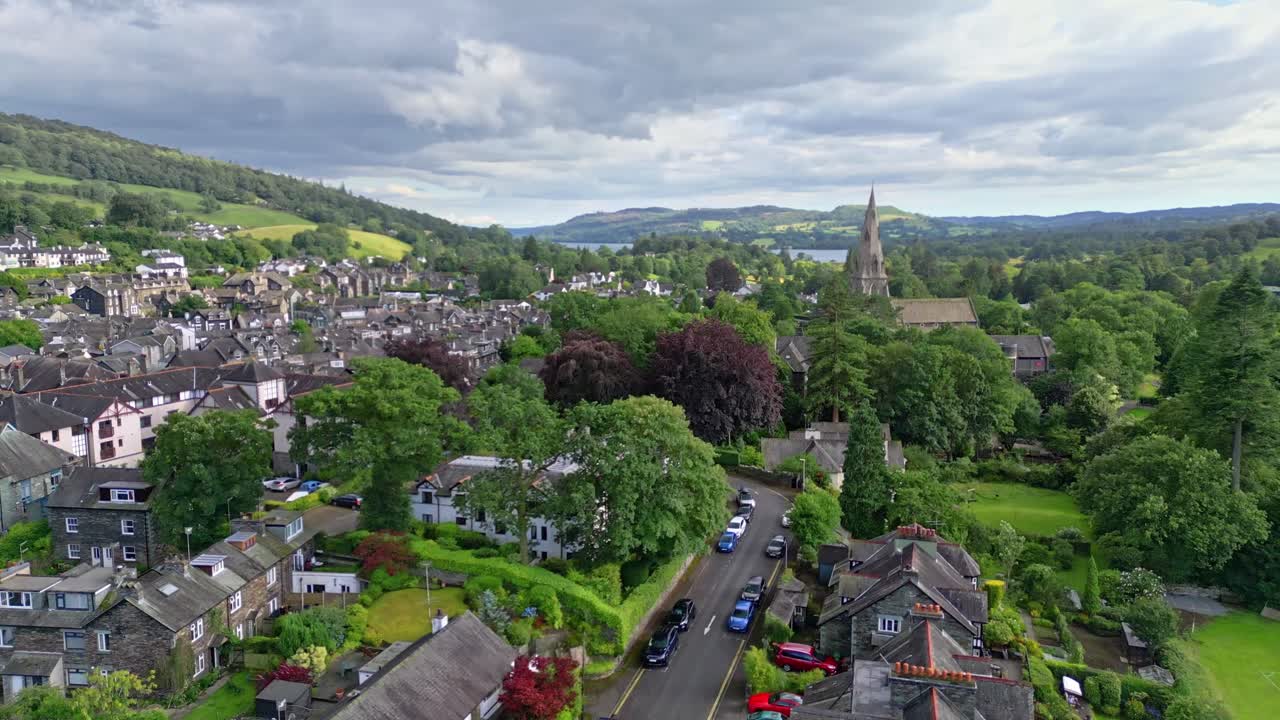 Riprese aeree di Ambleside, la città del Lake District ed ex parrocchia civile, ora nella parrocchia di Lakes, nel Cumbria, nell'Inghilterra nord-occidentale