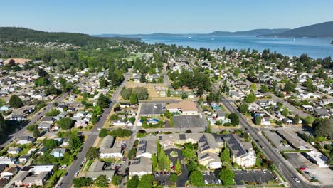 Vista-Aérea-De-Anacortes,-Suburbios-De-Washington-En-Un-Cálido-Día-De-Verano