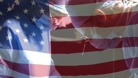 Animation-Der-Flagge-Der-Vereinigten-Staaten-Von-Amerika,-Die-über-Chirurgen-Im-Operationssaal-Weht