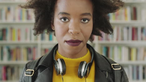 Porträt-Afroamerikanische-Studentin-Lächelnd-Bücherregal-Bibliothek-Universität