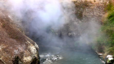 se forma una nube de vapor en el manantial de la boca del dragón en cámara lenta