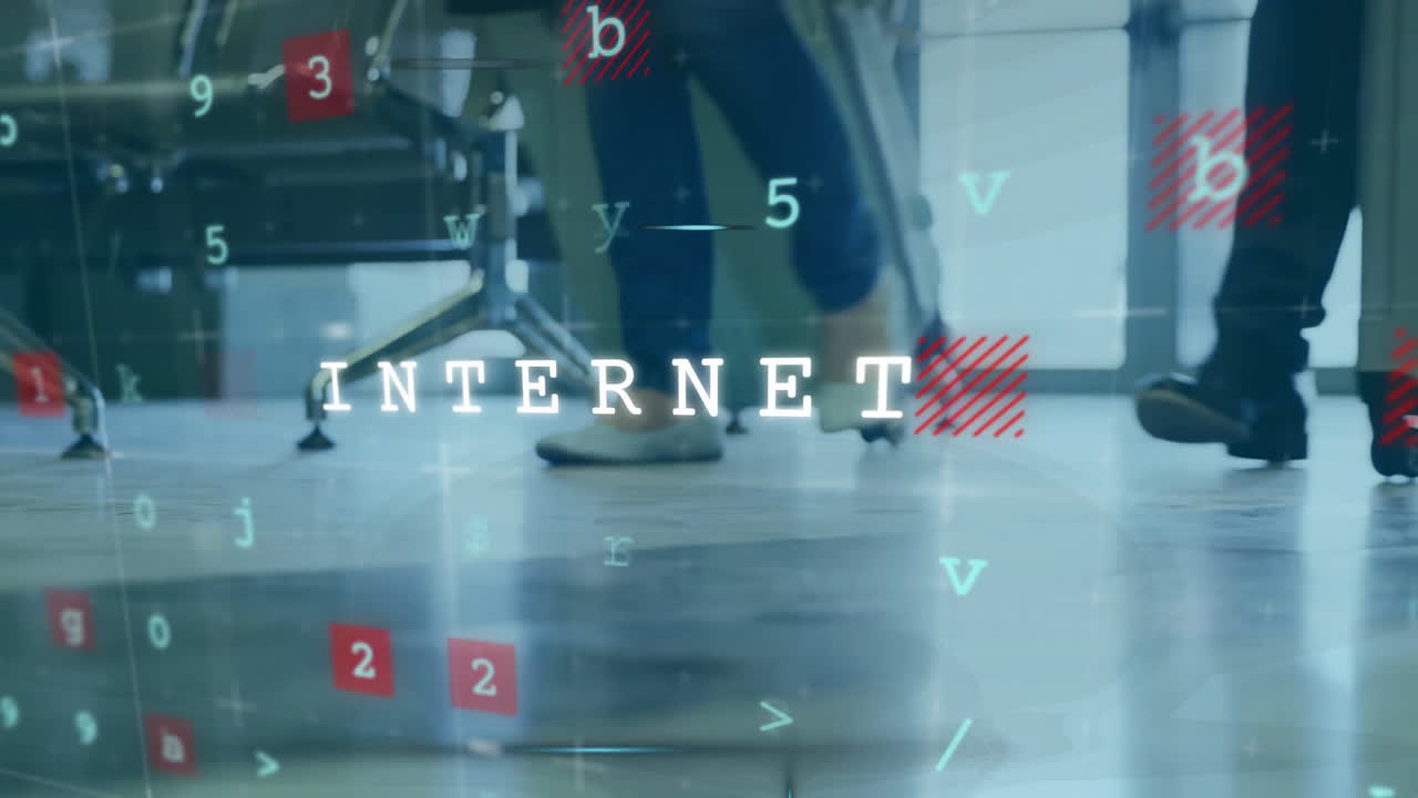 데이터 처리 및 보안 텍스트의 애니메이션 - 짐을 들고 는 사업가